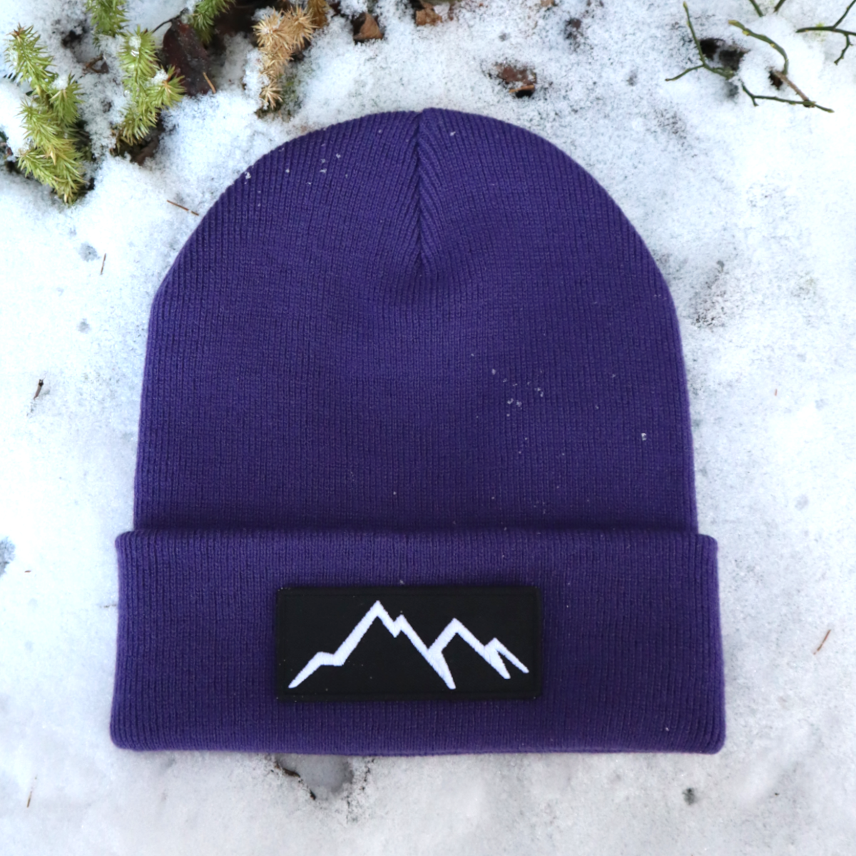 Alpsnow Mütze Lila Bergmotiv Allover Strick Statement Design