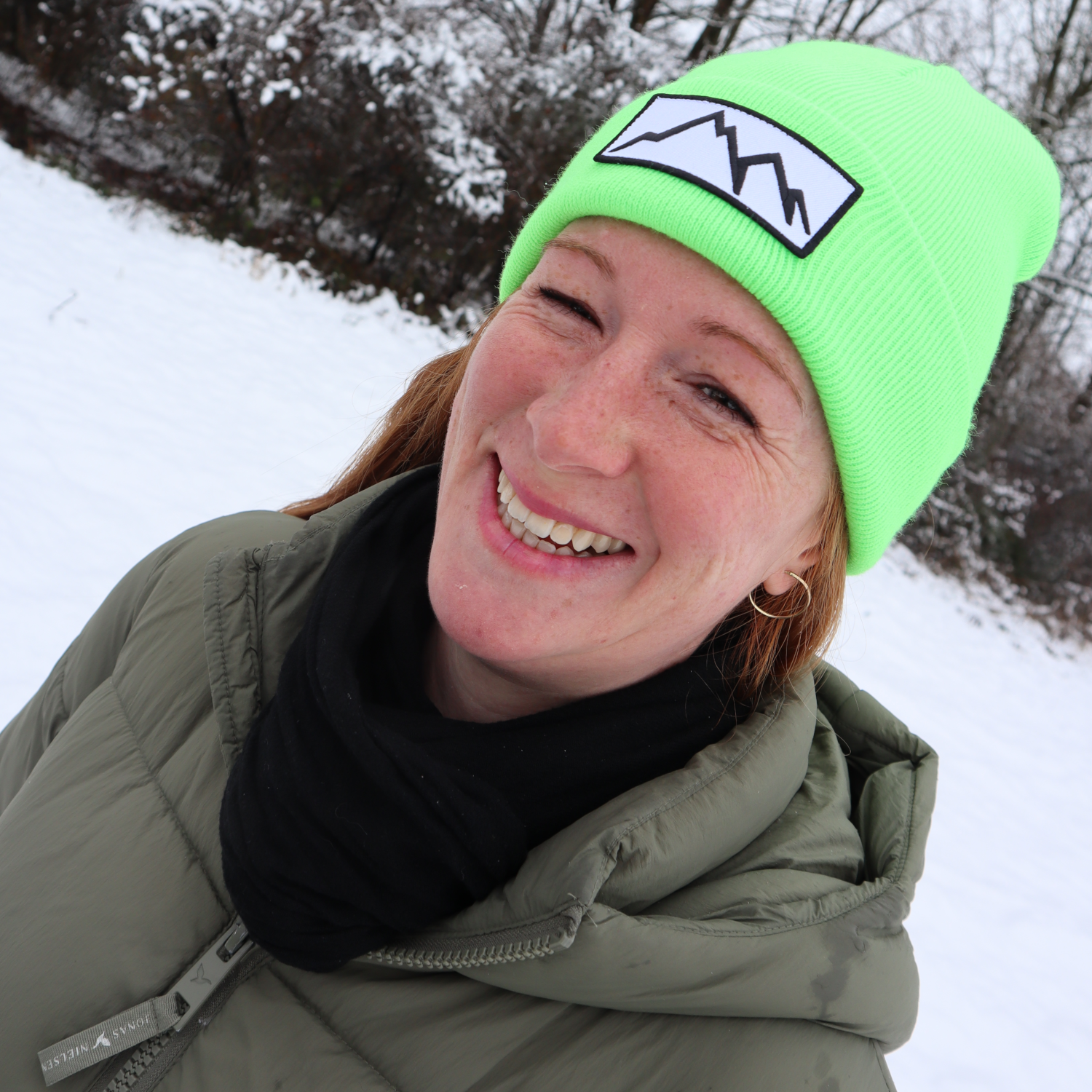 Alpsnow Mütze Neongrün Bergmotiv Signalfarbe Grell