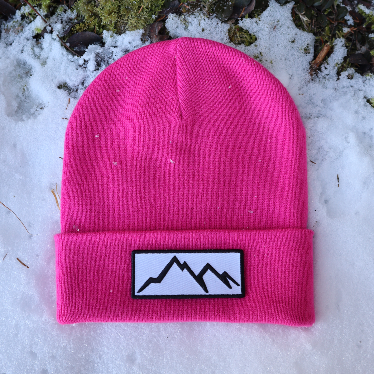 Alpsnow Mütze Pink Berg Patch Kontrast-Statement online kaufen. Fühl die Kontrast-Power. Die perfekte, warme Beanie für deinen individuellen Pink-Style.