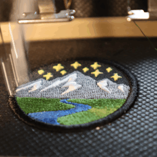 Graue Alpsnow Beanie Bergpatch Sternenmeer mit gestickten Sternen und hochwertigem Berg-Patch Stickmaschine