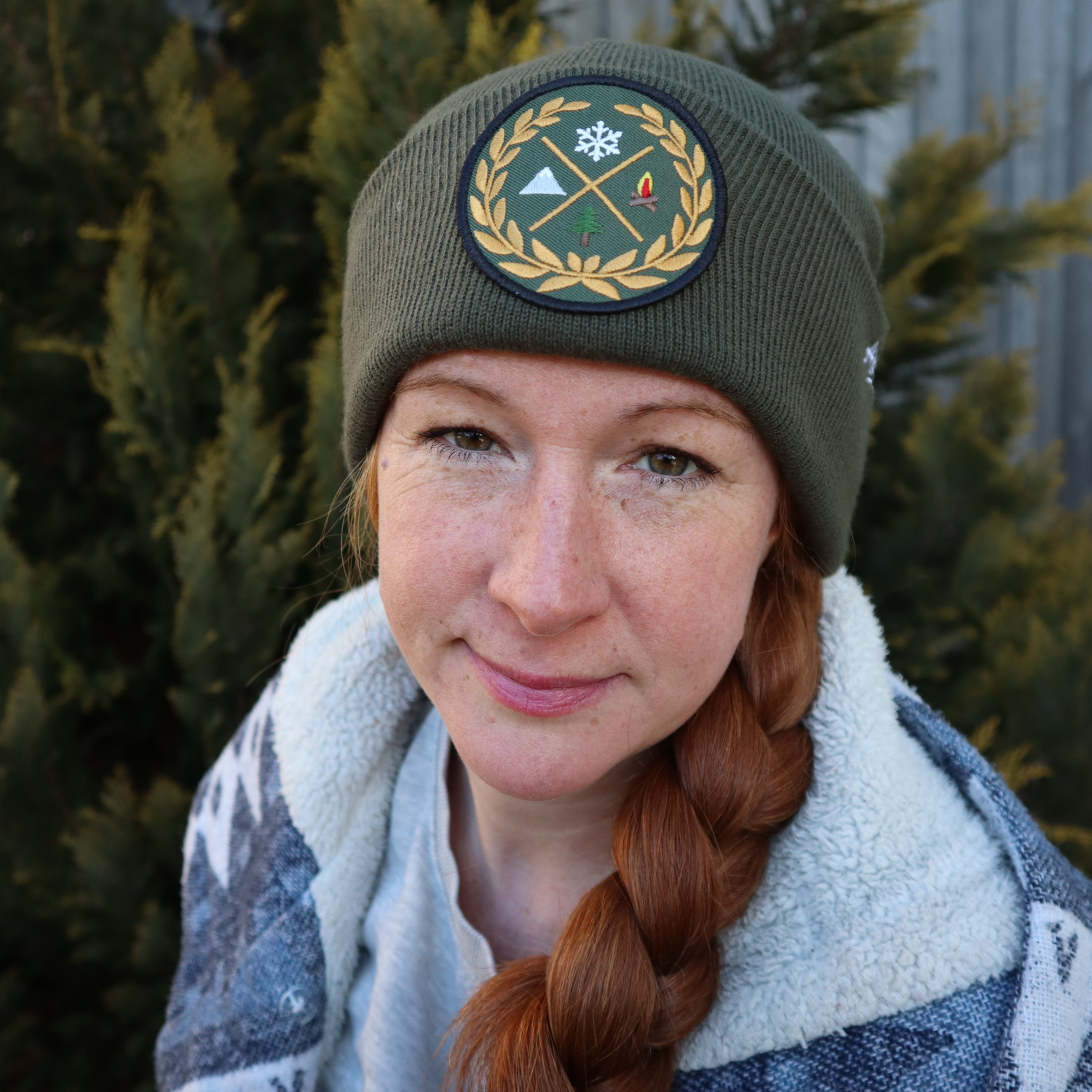 Alpsnow Beanie Eis Feuer Natur Berg Lorbeerkranz mit goldenem Stick-Kranz und Natur-Symbolen. Warm, weich und formstabil.