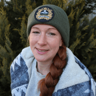 Alpsnow Beanie mit goldenem Ornament Wappen-Patch Olivgrün. Super warm, weich und extrem formstabil mit edlen Gold-Details.
