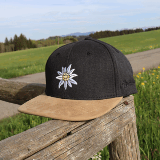 Anthrazitfarbene rustikale Alpsnow Cap mit edlem Edelweiß-Stick direkt aus dem Allgäu