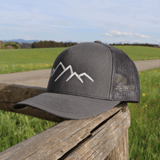 Anthrazitfarbene Alpsnow Trucker Cap mit weißem Berg-Stick im minimalistischen DesignAnthrazitfarbene Alpsnow Trucker Cap mit weißem Berg-Stick im minimalistischen Design