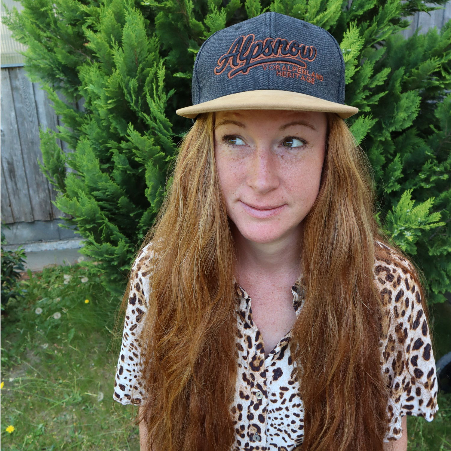 hübsche rothaarige mit Alpsnow logo Cap